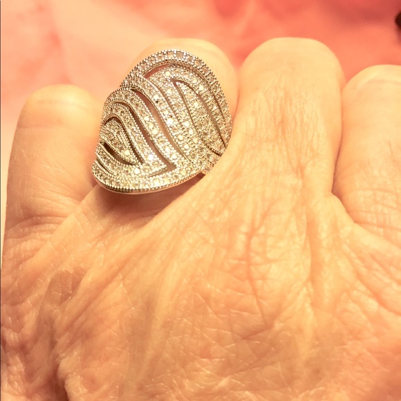 Good looking Sterling (.925) silver sparkly ring - Picture 3 of 3